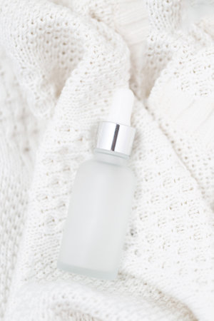 Dropper bottle mockup white background with silverの写真素材