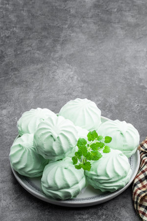 Mint marshmallows on ceramic plate on gray backgroundの写真素材