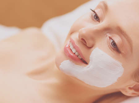 Spa facial mask application. Spa beauty organic facial mask application at day spa salon.の写真素材
