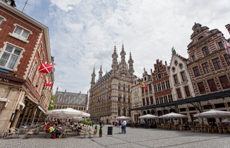 LEUVEN, BELGIUM - JUNE 7: View of  square Grote Markt, on June 07, 2012 in Leuven, Belgium.Leveneのeditorial素材