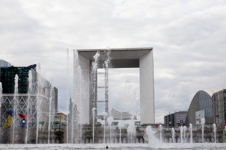 PARIS -OKTOBER 2: Grand Arch (La Grande Arche de la Defense) on Oktober 2, 2012 in Paris, France. Grand Arch is the central and iconic building of La Defense.のeditorial素材
