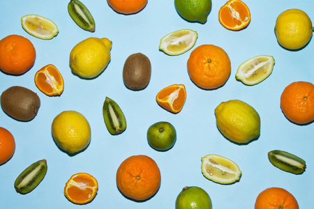 Template of lemons tangerrines lime kiwi and mint leaves on a blueの写真素材