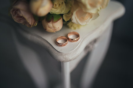 Wedding rings with flowers on the tableの写真素材
