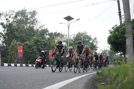 Cycling on the road using a road bike. : Sleman, Indonesia - 21 May 2022のeditorial素材