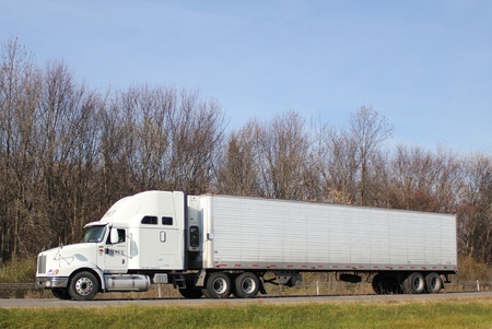 A tractor-trailer truck travelsalong an interstate highway.のeditorial素材