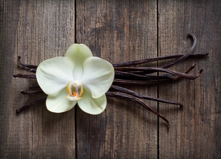 Vanilla sticks and flower on the wood backgroundの写真素材