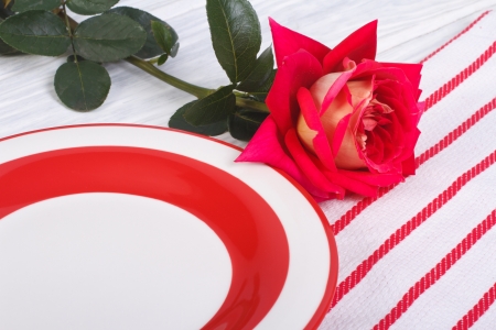 Festive table setting  Flower of red roses and a plate の写真素材