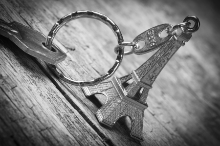 Key chain in the shape of the Eiffel Tower with key closeup.
の写真素材