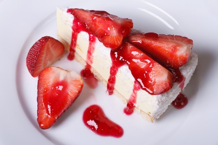 delicate dessert cheesecake with fresh strawberries closeup. horizontal. view from above.
の写真素材