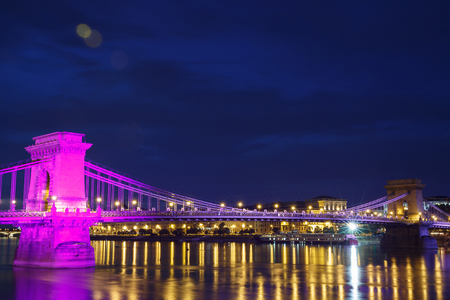 Rare colors, pink glow on the Chain bridge in Budapest, as the night lights are warming up. Hungaryの写真素材