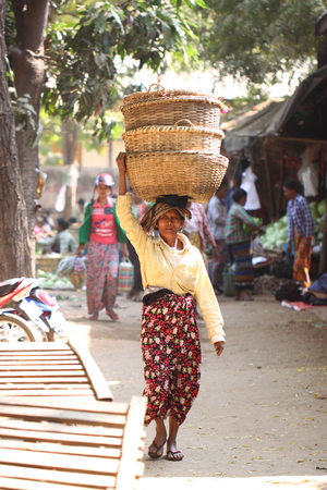 local burmese are in the morning fresh market in Bagan,Myanmarのeditorial素材