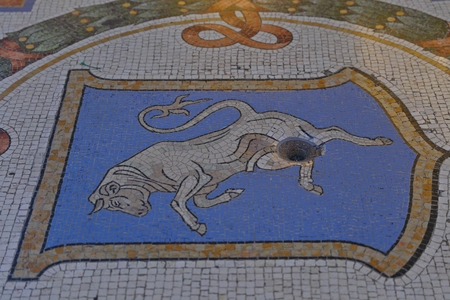 Emblem of a bull in shopping mall of Galleria Vittorio Emanuele in Milan, Italyの写真素材