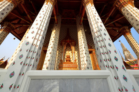 Wat Arun Ratchawararam Ratchawaramahawihan or Temple of Dawn in Bangkok Yai district, Thailandの素材 [FY310209566822]