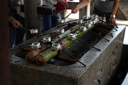 A basin used in a ritual to purify a pilgrim. In Japanese, it's called "Temizuya" or "Chozuya". Pic was taken at one temple in Osaka, Japan, in August 2017.のeditorial素材