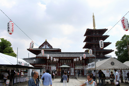 Shitennoji Temple in Osaka, Japan. Even though it was a cloudy day, but it was really full of visitors, which are both tourists and pilgrims. Pic was taken in August 2017.のeditorial素材
