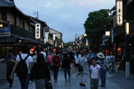 People walking around Gion, Kyoto, Japan. Pic was taken in August 2017.のeditorial素材