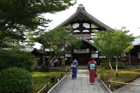 Girls with yukata were taking photos in front of Kodaiji Temple in Kyoto, Japan. Pic was taken in August 2017.のeditorial素材