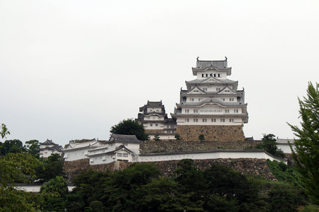 Walking closer to Himeji Castle (that located on a hilltop) on a cloudy day. Pic was taken in August 2017.のeditorial素材