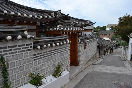 The view around -arguably- Seoul Old Town ("Bukchon Hanok Village") on a cloudy day. Pic was taken in August 2017のeditorial素材