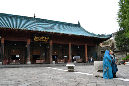 Chinese Muslims around Xi'an Great Mosque, one of the most important place for Chinese Muslims in China. Pic was taken in September 2017. Translation: "Xi'An Mosque"のeditorial素材