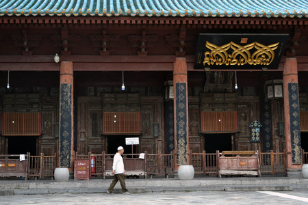 Chinese Muslims around Xi'an Great Mosque, one of the most important place for Chinese Muslims in China. Pic was taken in September 2017. Translation: "Xi'An Mosque"のeditorial素材