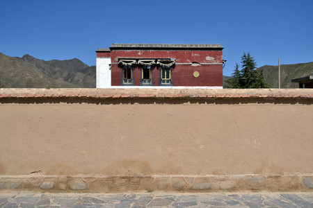 The architecture around Labrang Monastery in Xiahe, Amdo Tibet - China. Pic was taken in September 2017. Translation: "Labrang Monastery"の写真素材