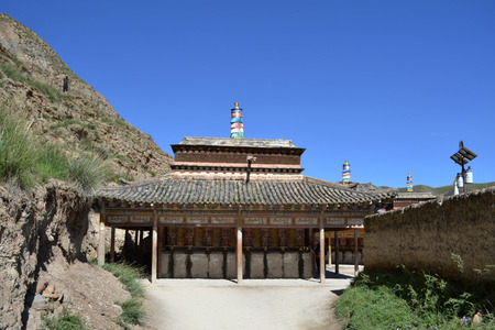The architecture around Labrang Monastery in Xiahe, Amdo Tibet - China. Pic was taken in September 2017. Translation: "Labrang Monastery"の写真素材