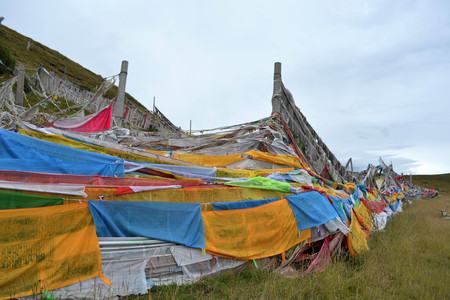 The prayer flags around the mountain behind Serti Gompa Monastery, in Langmusi - Amdo Tibet. Right next to it is the place to conduct sky burial ceremony. Pic was taken in September 2017.の写真素材