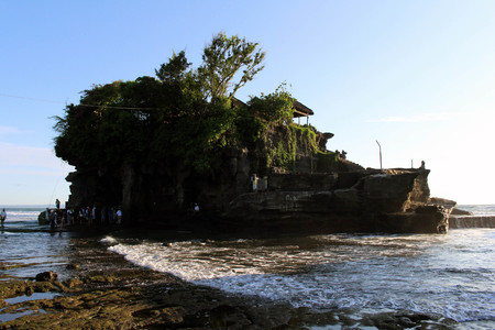 The situation around Tanah Lot Temple (or called "Pura" in local language). A temple in the middle of the ocean. Location: Bali, Indonesia. Pic was taken in December 2017.のeditorial素材