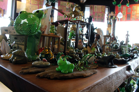 Translation: The room full of frog stuff at "Frog Temple" in Ogori, Fukuoka, Japan. Taken in February 2018.のeditorial素材
