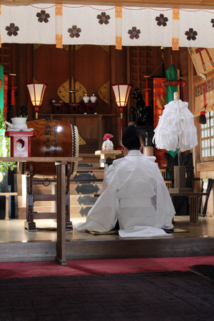 A Shinto priest leading a ritual at Onechi Shrine. Taken in Iizuka, Japan, February 2018.のeditorial素材