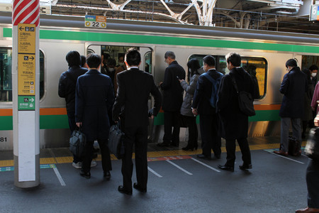 The crowded, packed, and scrambled life at Japanese train stration. Taken in Tokyo, February 2018.のeditorial素材