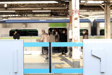 The crowded, packed, and scrambled life at Japanese train stration. Taken in Tokyo, February 2018.のeditorial素材