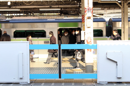 The crowded, packed, and scrambled life at Japanese train stration. Taken in Tokyo, February 2018.のeditorial素材