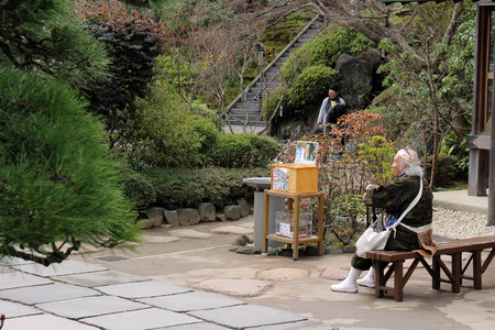 A traditional Japanese pilgrim (?) taking photos at Hasedera Temple. Taken in Kamakura - March 2018のeditorial素材