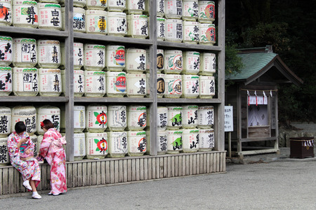 Translation: girls in kimono in front of drums or barrels of sake (Japanese alcoholic drinks) at Tsurugaoka shrine. Taken in Kamakura, February 2018.のeditorial素材