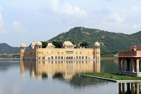 Jal Mahal, meaning "Water Palace" right in the middle of Man Sagar Lake in Jaipur. Taken in India, August 2018.のeditorial素材