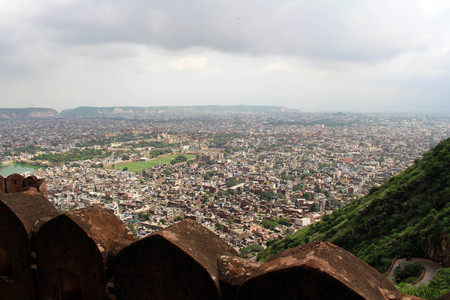 The stone railing and scenery of Jaipur city, seen from Nahargarh Fort on the hill. Taken in India, August 2018.のeditorial素材