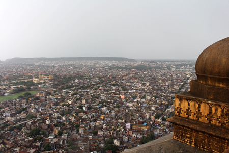 The stone railing and scenery of Jaipur city, seen from Nahargarh Fort on the hill. Taken in India, August 2018.のeditorial素材