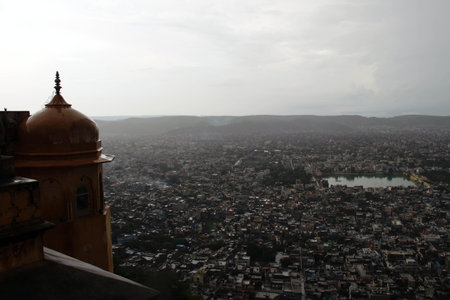 The stone railing and scenery of Jaipur city, seen from Nahargarh Fort on the hill. Taken in India, August 2018.のeditorial素材