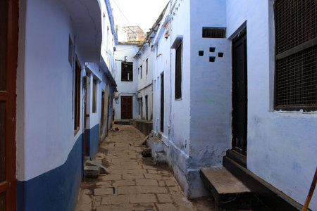 Translation: The narrow and colorful alley (plus cows) of Varanasi. Taken in India, August 2018.