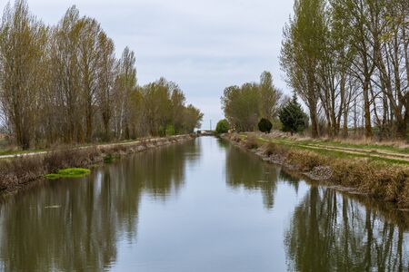 sailing through tha canal de castilla, castile channel, on a cold spring morning, palencia, spainの写真素材