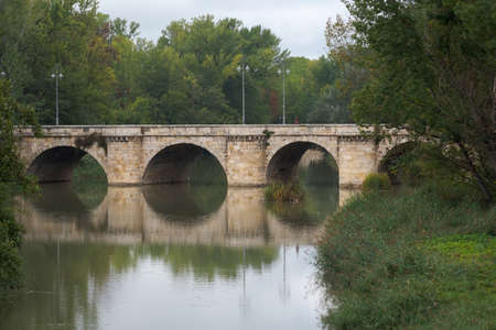 ashlar stone medieval bridge, puente mayor, crossing rio carrion, in autumnの写真素材