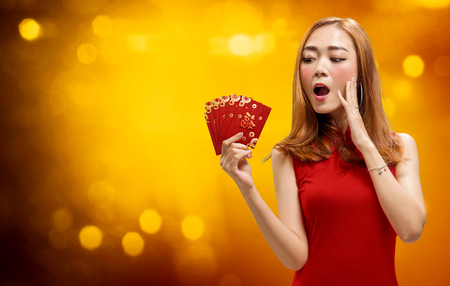 Happy chinese woman with cheongsam dress and red envelopes. Happy Chinese New Yearの写真素材