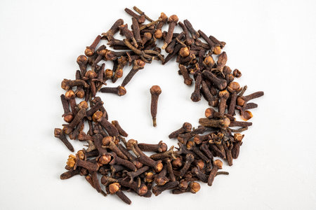 A bunch of cloves. The cloves are all different sizes and are scattered around the circle