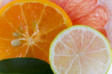 Mixed citrus sliced ââfruit. Orange, lime and grapefruit as batskground. の写真素材