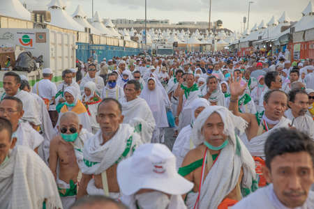 Mecca, Saudi Arabia, August 10, 2019 : Muslim pilgrims walk to perform 'stoning of the devil' ritual at one of wall pillars (jamrah) in Mina Saudi Arabia. it is one of the rituals to complete the hajjのeditorial素材