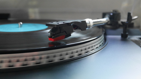 record player stylus on a rotating discの写真素材