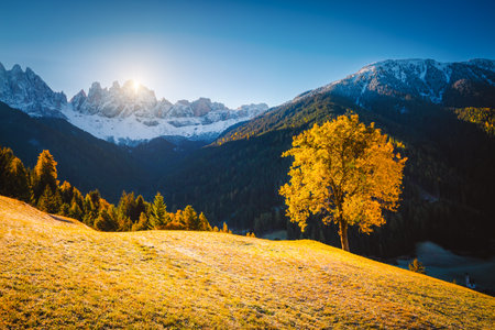 Morning in St. Magdalena village with a view of the Odle ridge. Location Val di Funes (Villnob), Dolomite alps, Trentino-Alto Adige, Italy, Europe. photo wallpapers. Discover the beauty of earth.の写真素材