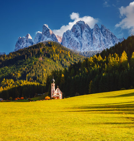 San Giovanni church in St. Magdalena village. Location place Val di Funes (Villnob), Dolomite alps, Trentino-Alto Adige, Italy, Europe. Image of popular world landmarks. Discover the beauty of earth.の写真素材